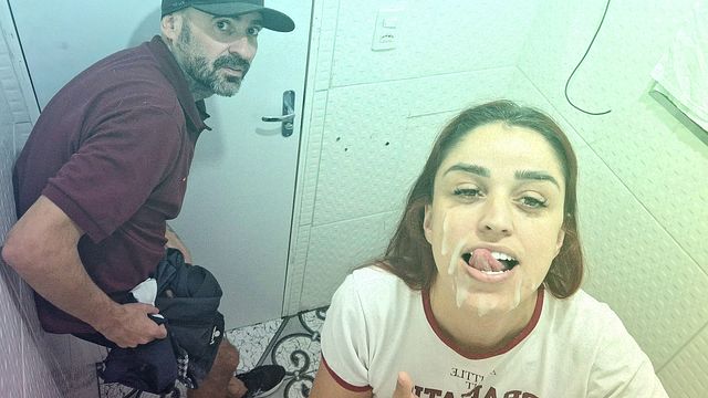 Fodida por um estranho no banheiro de um barzinho sem camisinha!